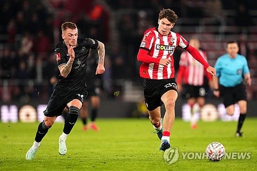 영국 매체 '텔레그래프'가 26일(한국시간) 사우샘프턴이 프리미어리그에서 많은 관심을 받는 유망주 타일러 디블링에게 1억 파운드(약 1893억원) 이상의 이적료를 요구할 거라고 보도했다.&nbsp;연합뉴스