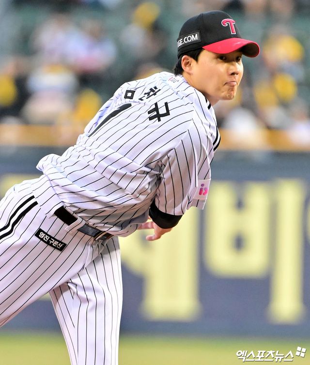 26일 오후 서울 송파구 잠실야구장에서 열린 '2025 신한 SOL Bank KBO리그' 한화 이글스와 LG 트윈스의 경기, 1회초 LG 선발투수 임찬규가 공을 힘차게 던지고 있다. 잠실, 김한준 기자