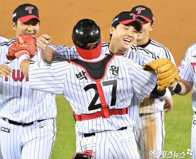 26일 오후 서울 송파구 잠실야구장에서 열린 '2025 신한 SOL Bank KBO리그' 한화 이글스와 LG 트윈스의 경기, LG가 9이닝 2피안타 완봉승을 거둔 임찬규의 호투에 힘입어 한화에 4-0으로 승리했다. 이날 경기에서 승리한 LG 임찬규가 기뻐하고 있다. 잠실, 김한준 기자