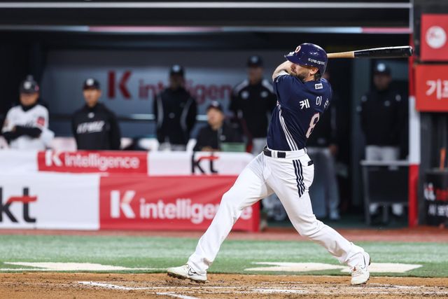 두산 베어스 외인 타자 제이크 케이브가 26일 수원 KT 위즈전에서 타격하고 있다. 두산 베어스