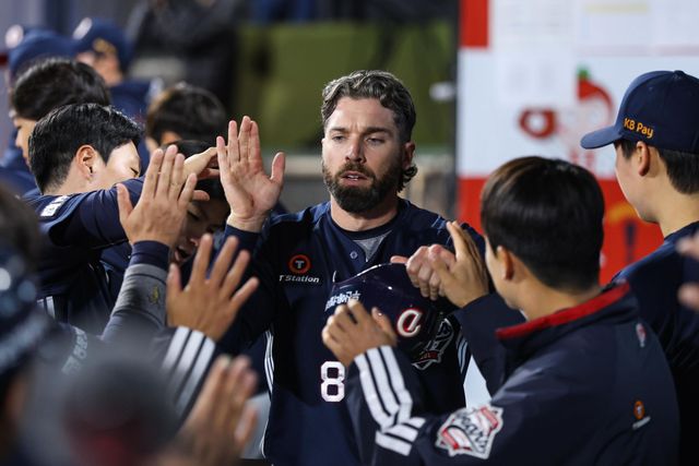 두산 베어스 외인 타자 제이크 케이브가 26일 수원 KT 위즈전에서 득점 후 하이파이브하고 있다. 두산 베어스