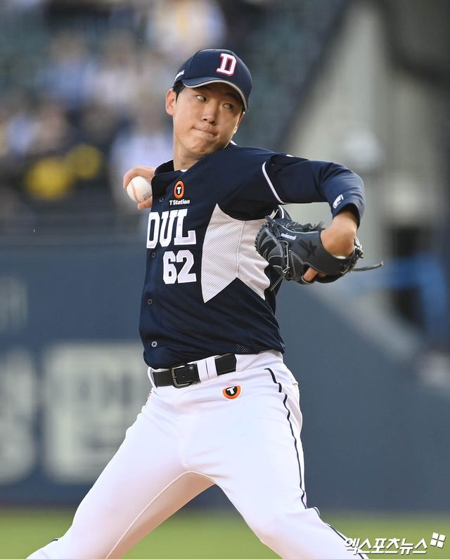 두산 베어스 김유성이 경기에 등판해 역투하고 있다. 엑스포츠뉴스 DB