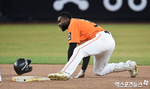 28일 오후 대전한화생명볼파크에서 열린 '2025 신한 SOL Bank KBO리그' 한화 이글스와 KIA 타이거즈의 경기, 7회말 2사 만루 한화 플로리얼이 2타점 적시 2루타를 때려내고 있다. 대전, 박지영 기자