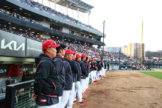 KIA 타이거즈가 2연패를 노리는 2025시즌 초반 예상하지 못한 부상 악재와 불펜진 난조로 어려움을 겪는 분위기다. 시즌 초반 찾아온 위기를 어떻게 버틸 지가 중요해졌다. KIA 타이거즈