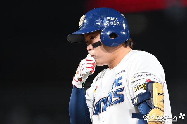 NC 외야수 권희동은 28일 창원 NC파크에서 열린 '2025 신한 SOL Bank KBO 리그' LG와 정규시즌 1차전에서 1번타자 좌익수로 선발 출전했다. 첫 타석 LG 선발 치리노스의 시속 146㎞ 투심 패스트볼에 왼쪽 손등을 맞아 교체 아웃됐다. 엑스포츠뉴스 DB