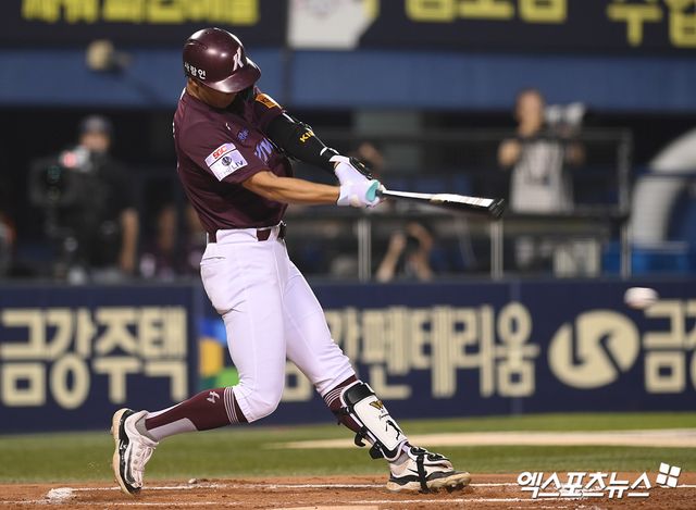 11일 오후 서울 송파구 잠실야구장에서 열린 '2024 신한 SOL Bank KBO리그' 키움 히어로즈와 LG 트윈스의 경기, 2회초 2사 1,3루 키움 장재영이 1타점 적시타를 날리고 있다. 엑스포츠뉴스 DB