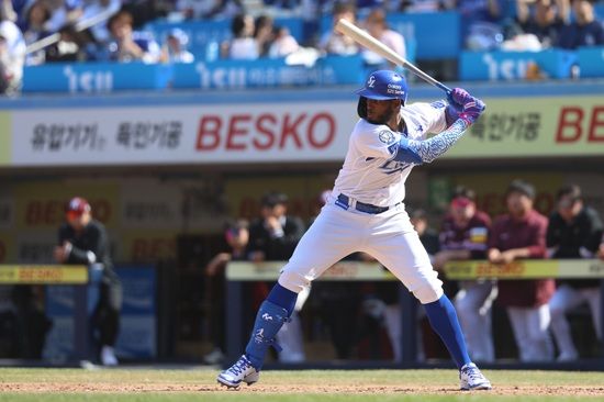 삼성 라이온즈가 지난 27일 대구 NC전에서 마무리 투수 김재윤의 4실점 부진과 함께 대패를 당했다. 외국인 타자 디아즈도 주중 시리즈 12타수 1안타 부진에 빠졌다. 삼성 라이온즈