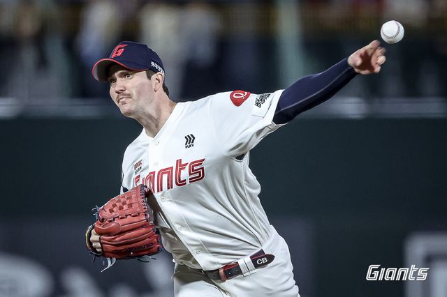 롯데 자이언츠 에이스 찰리 반즈가 28일 부산 사직야구장에서 열린 2025 신한 SOL Bank KBO리그 KT 위즈와의 팀 간 1차전에 선발등판, 7이닝 1실점 호투에도 패전투수가 됐다. 사진 롯데 자이언츠