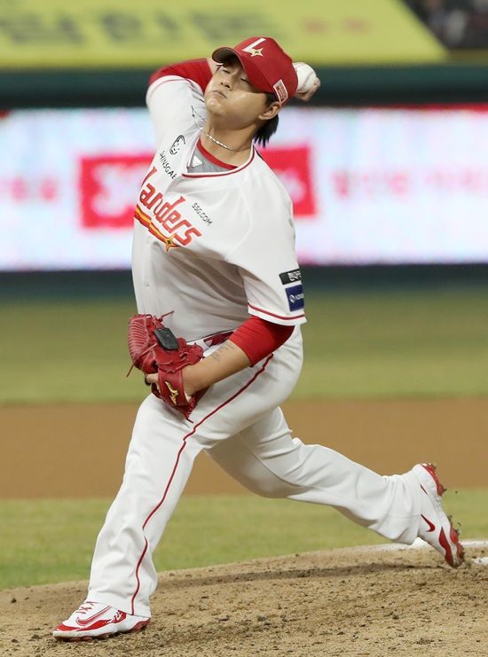 SSG 랜더스 투수 김민이 트레이드 뒤 첫 시즌 개막 주간 4경기 등판 평균자책 0로 필승조 맹활약을 펼치고 있다. SSG 랜더스