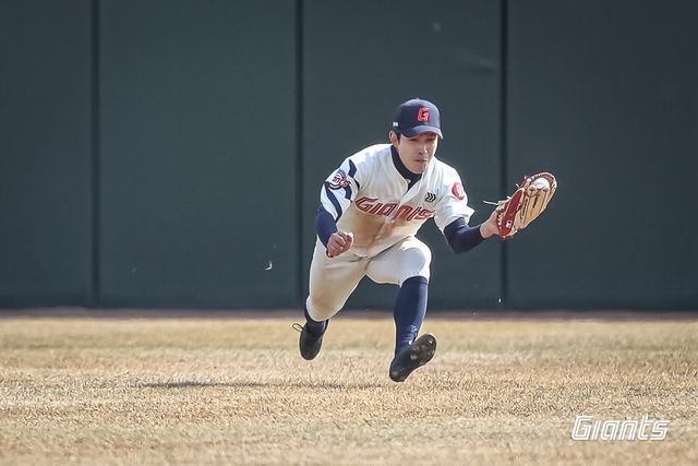 롯데 자이언츠 외야수 황성빈이 28일 부산 사직야구장에서 열리는 2025 신한 SOL Bank KBO리그 KT 위즈와의 팀 간 1차전에 앞서 왼손 염좌 부상 여파로 1군 엔트리에서 제외됐다. 사진 롯데 자이언츠