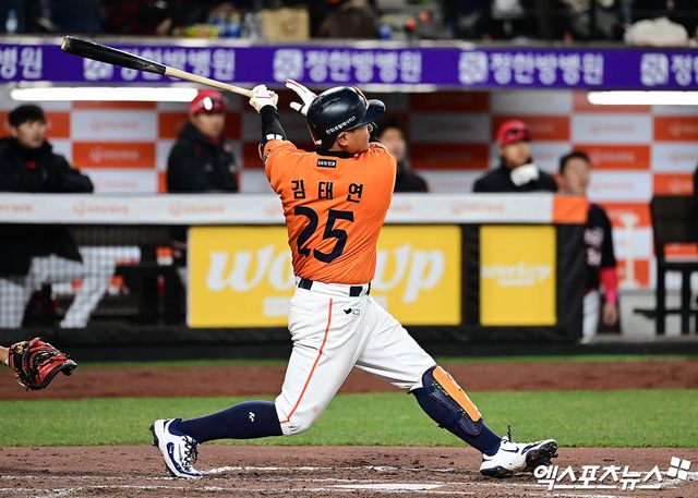 28일 오후 대전한화생명볼파크에서 열린 '2025 신한 SOL Bank KBO리그' 한화 이글스와 KIA 타이거즈의 경기, 7회말 2사 한화 김태연이 KIA 전상현 상대로 솔로 홈런을 때려내고 있다. 대전, 박지영 기자