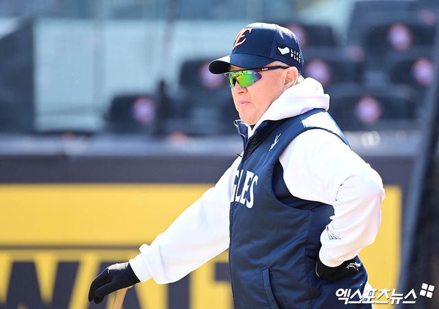28일 오후 대전한화생명볼파크에서 열리는 '2025 신한 SOL Bank KBO리그' 한화 이글스와 KIA 타이거즈의 경기에 앞서 한화 김경문 감독이 선수들의 훈련을 지켜보고 있다. 대전, 박지영 기자