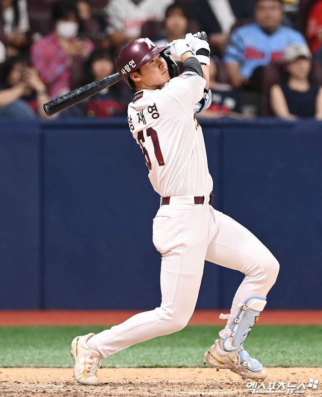 21일 오후 서울 구로구 고척스카이돔에서 열린 '2024 신한 SOL Bank KBO리그' 롯데 자이언츠와 키움 히어로즈의 경기, 8회말 2사 1,3루 키움 장재영이 타격하고 있다. 결과는 우익수 플라이 아웃. 엑스포츠뉴스 DB