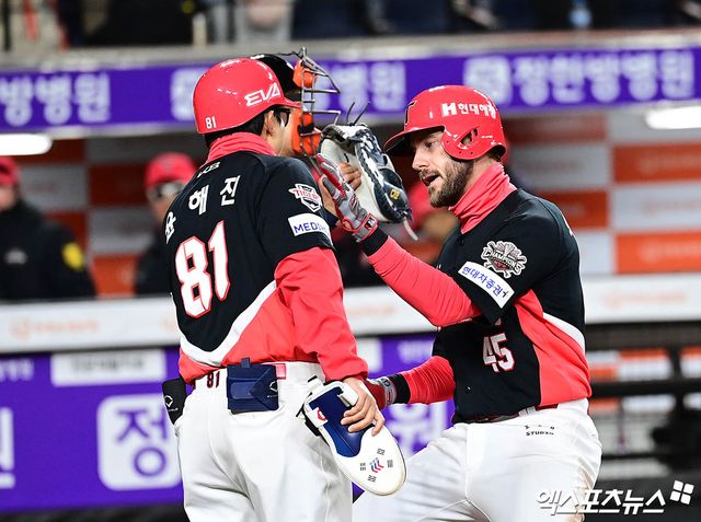 28일 오후 대전한화생명볼파크에서 열린 '2025 신한 SOL Bank KBO리그' 한화 이글스와 KIA 타이거즈의 경기, 7회초 KIA 선두타자 위즈덤이 한화 선발투수 폰세 상대로 솔로 홈런을 때려낸 뒤 홈에서 윤해진 코치와 하이파이브를 나누고 있다. 대전, 박지영 기자