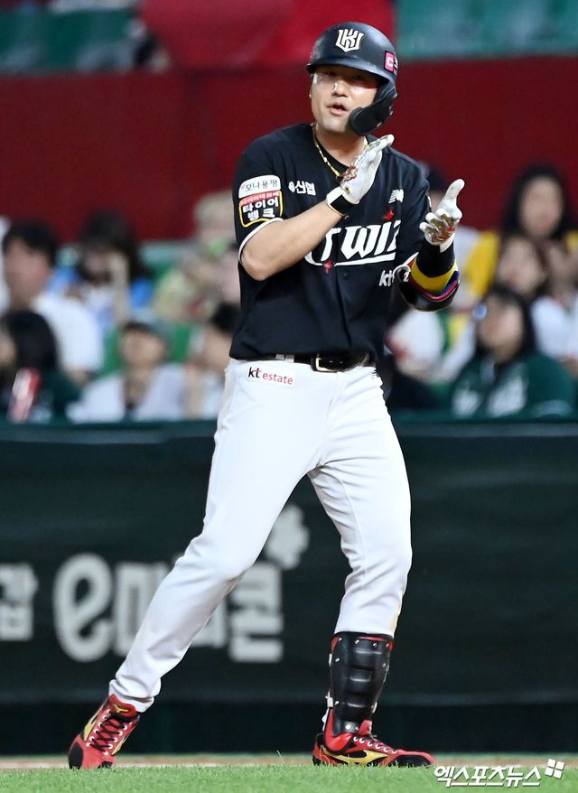 KT 위즈 내야수 김상수가 28일 부산 사직야구장에서 열린 2025 신한 SOL Bank KBO리그 롯데 자이언츠와의 팀 간 1차전에 9번타자 겸 유격수로 선발출전, 5회초 선제 1타점 2루타를 때려냈다. 사진 엑스포츠뉴스 DB