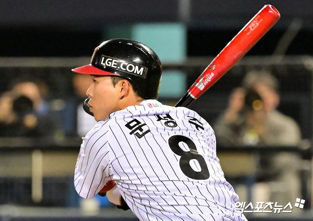 LG 외야수 문성주는 28일 창원 NC파크에서 열릴 '2025 신한 SOL Bank KBO 리그' NC와 정규시즌 1차전을 앞두고 허리 통증 탓에 1군 엔트리에서 빠졌다. 엑스포츠뉴스 DB