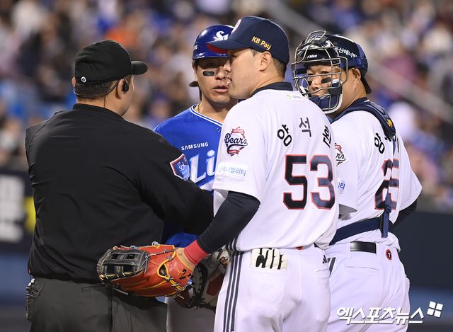28일 오후 서울 송파구 잠실야구장에서 열린 '2025 신한 SOL Bank KBO리그' 삼성 라이온즈와 두산 베어스의 경기, 7회초 이닝을 마친 두산 선발 콜어빈의 도발로 삼성 강민호와 신경전을 벌이고 있다. 잠실, 고아라 기자