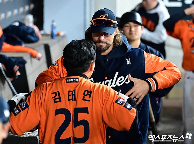 28일 오후 대전한화생명볼파크에서 열린 '2025 신한 SOL Bank KBO리그' 한화 이글스와 KIA 타이거즈의 경기, 7회말 2사 한화 김태연이 KIA 전상현 상대로 솔로 홈런을 때려낸 뒤 더그아웃에서 와이스와 세리머니를 하고 있다. 대전, 박지영 기자