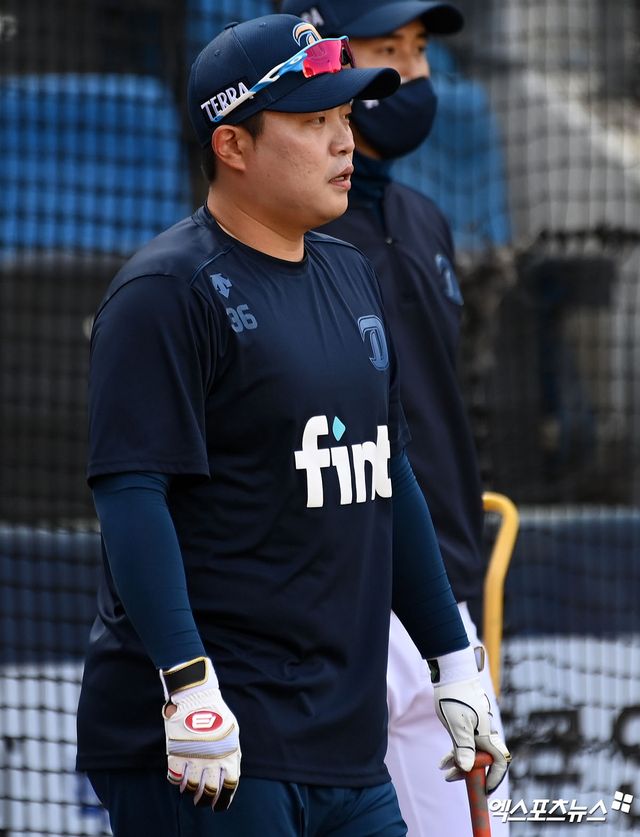 NC 외야수 권희동은 28일 창원 NC파크에서 열린 '2025 신한 SOL Bank KBO 리그' LG와 정규시즌 1차전에서 1번타자 좌익수로 선발 출전했다. 첫 타석 LG 선발 치리노스의 시속 146㎞ 투심 패스트볼에 왼쪽 손등을 맞아 교체 아웃됐다. 엑스포츠뉴스 DB