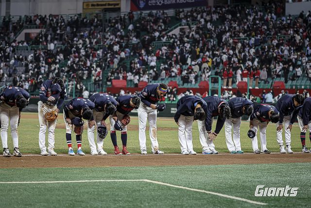 롯데 자이언츠가 타선 침체 속에 지난 26~27일 SSG 랜더스를 상대로 연거푸 패하면서 2연패에 빠졌다. 10개 구단 중 유일하게 개막 후 홈런을 신고하지 못했다. 사진 롯데 자이언츠