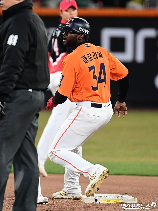 28일 오후 대전한화생명볼파크에서 열린 '2025 신한 SOL Bank KBO리그' 한화 이글스와 KIA 타이거즈의 경기, 4회말 무사 1루 한화 노시환 타석 때 1루주자 플로리얼이 2루 도루에 성공하고 있다. 대전, 박지영 기자