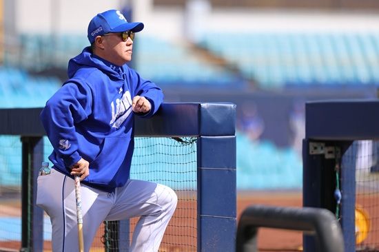 삼성 라이온즈가 지난 27일 대구 NC전에서 마무리 투수 김재윤의 4실점 부진과 함께 대패를 당했다. 외국인 타자 디아즈도 주중 시리즈 12타수 1안타 부진에 빠졌다. 삼성 라이온즈