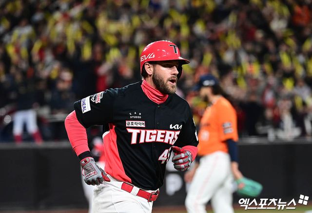 28일 오후 대전한화생명볼파크에서 열린 '2025 신한 SOL Bank KBO리그' 한화 이글스와 KIA 타이거즈의 경기, 7회초 KIA 선두타자 위즈덤이 한화 선발투수 폰세 상대로 솔로 홈런을 때려낸 뒤 그라운드를 돌며 세리머니를 하고 있다. 대전, 박지영 기자