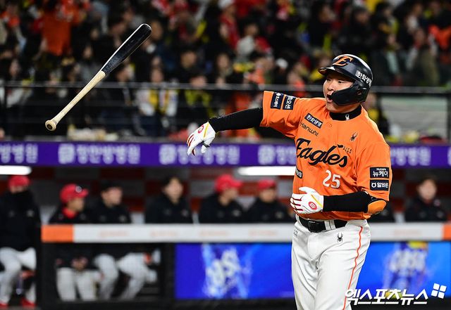 28일 오후 대전한화생명볼파크에서 열린 '2025 신한 SOL Bank KBO리그' 한화 이글스와 KIA 타이거즈의 경기, 7회말 2사 한화 김태연이 KIA 전상현 상대로 솔로 홈런을 때려낸 뒤 환호하고 있다. 대전, 박지영 기자