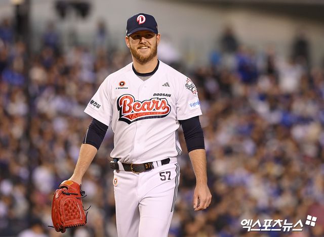 28일 오후 서울 송파구 잠실야구장에서 열린 '2025 신한 SOL Bank KBO리그' 삼성 라이온즈와 두산 베어스의 경기, 3회초 무실점으로 이닝을 마친 선발 콜어빈이 양석환의 수비를 격려하고 있다. 잠실, 고아라 기자