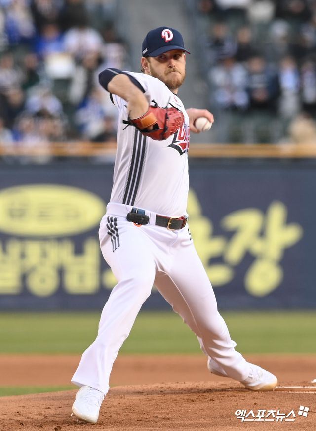 28일 오후 서울 송파구 잠실야구장에서 열린 '2025 신한 SOL Bank KBO리그' 삼성 라이온즈와 두산 베어스의 경기, 1회초 두산 선발투수 콜어빈이 공을 힘차게 던지고 있다. 잠실, 고아라 기자