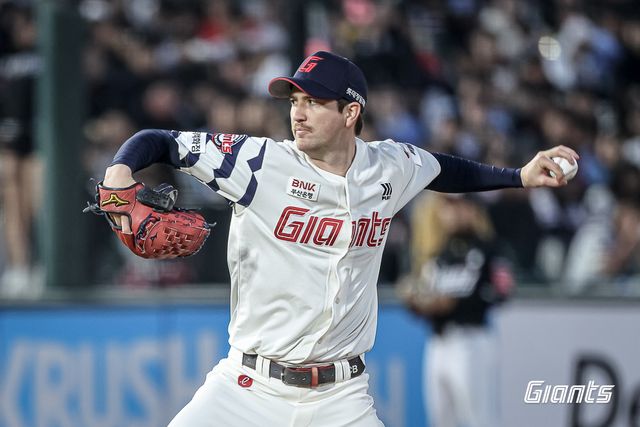 롯데 자이언츠 에이스 찰리 반즈가 28일 부산 사직야구장에서 열린 2025 신한 SOL Bank KBO리그 KT 위즈와의 팀 간 1차전에 선발등판, 7이닝 1실점으로 호투했지만 승리투수가 되지 못했다. 사진 롯데 자이언츠