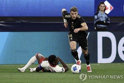 '독일 스카이스포츠'는 28일 '뮌헨은 다이어와 계약 연장을 위한 대화를 진행할 가능성을 고려하고 있다. 다이어는 내부적으로 리더격으로 평가받는 인물이다. 뮌헨은 다가오는 6월 30일 다이어와 계약이 종료된다'라고 보도했다.&nbsp;이어 독일 빌트의 축구 수석기자인 크리스티안 폴크도 자신의 독일어 팟캐스트를 통해 '다이어가 뮌헨과 1년 계약 연장에 사인할 것으로 예상된다. 계약 합의는 곧 마무리될 가능성이 있다'라고 자신했다. 다이어와 뮌헨의 1년 동행이 사실상 마무리 수순이란 얘기다. 토트넘 방출생에서 세계최고 명문 구단의 로테이션급 센터백으로 거듭나는 스토리가 곧 완성된다. 연합뉴스