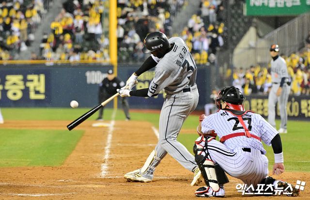 27일 오후 서울 송파구 잠실야구장에서 열린 '2025 신한 SOL Bank KBO리그' 한화 이글스와 LG 트윈스의 경기, 9회초 2사 2루 한화 플로리얼이 1타점 적시타를 날리고 있다. 잠실, 김한준 기자