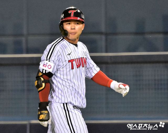 LG 외야수 문성주는 28일 창원 NC파크에서 열릴 '2025 신한 SOL Bank KBO 리그' NC와 정규시즌 1차전을 앞두고 허리 통증 탓에 1군 엔트리에서 빠졌다. 엑스포츠뉴스 DB