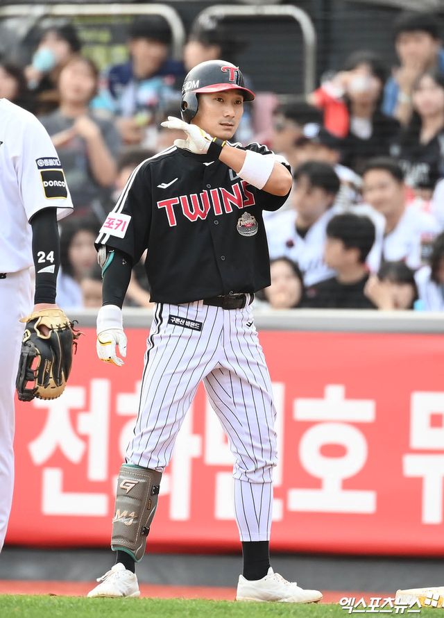 LG 내야수 신민재는 28일 창원 NC파크에서 열린 '2025 신한 SOL Bank KBO 리그' NC와 정규시즌 1차전에서 9번타자 2루수로 선발 출전했다. 팀이 5-4로 앞선 9회초 2타점 적시타로 승리에 쐐기를 박았다. 엑스포츠뉴스 DB