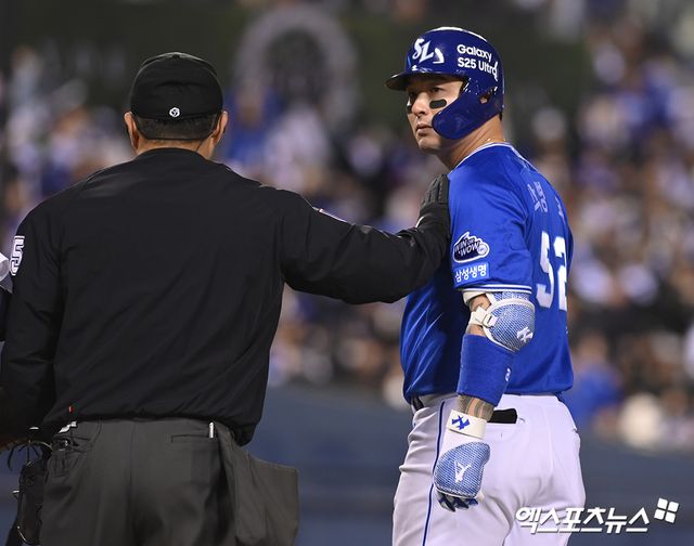 28일 오후 서울 송파구 잠실야구장에서 열린 '2025 신한 SOL Bank KBO리그' 삼성 라이온즈와 두산 베어스의 경기, 7회초 이닝을 마친 삼성 박병호가 두산 선발 콜어빈과 신경전을 벌이고 있다. 잠실, 고아라 기자