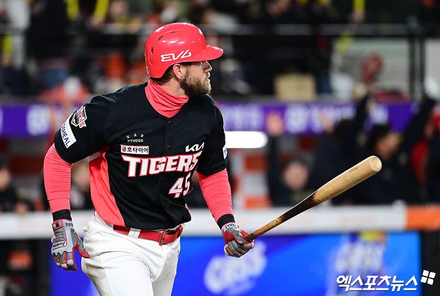 28일 오후 대전한화생명볼파크에서 열린 '2025 신한 SOL Bank KBO리그' 한화 이글스와 KIA 타이거즈의 경기, 7회초 KIA 선두타자 위즈덤이 한화 선발투수 폰세 상대로 솔로 홈런을 때려낸 뒤 그라운드를 돌며 세리머니를 하고 있다. 대전, 박지영 기자