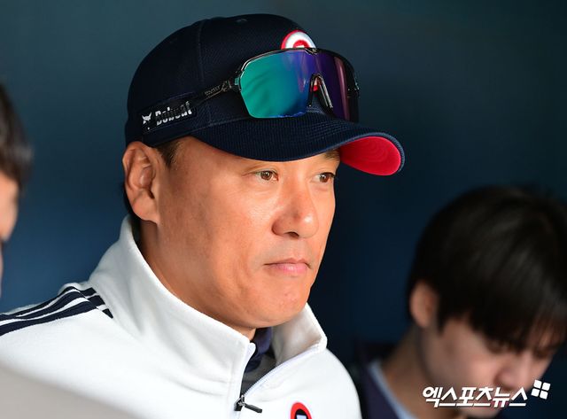 두산 베어스 이승엽 감독이 경기를 앞두고 취재진과 인터뷰에 임하고 있다. 엑스포츠뉴스 DB