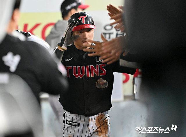 LG 내야수 신민재(가운데)는 28일 창원 NC파크에서 열린 '2025 신한 SOL Bank KBO 리그' NC와 정규시즌 1차전에서 9번타자 2루수로 선발 출전했다. 팀이 5-4로 앞선 9회초 2타점 적시타로 승리에 쐐기를 박는 등 멀티히트로 팀 승리에 보탬이 됐다. 엑스포츠뉴스 DB