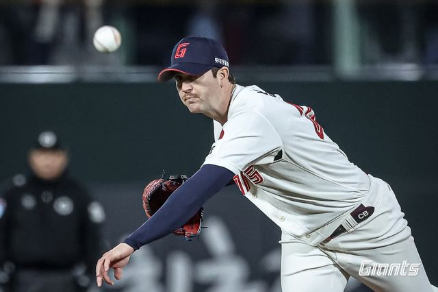 롯데 자이언츠 에이스 찰리 반즈가 28일 부산 사직야구장에서 열린 2025 신한 SOL Bank KBO리그 KT 위즈와의 팀 간 1차전에 선발등판, 7이닝 1실점으로 호투했지만 승리투수가 되지 못했다. 사진 롯데 자이언츠