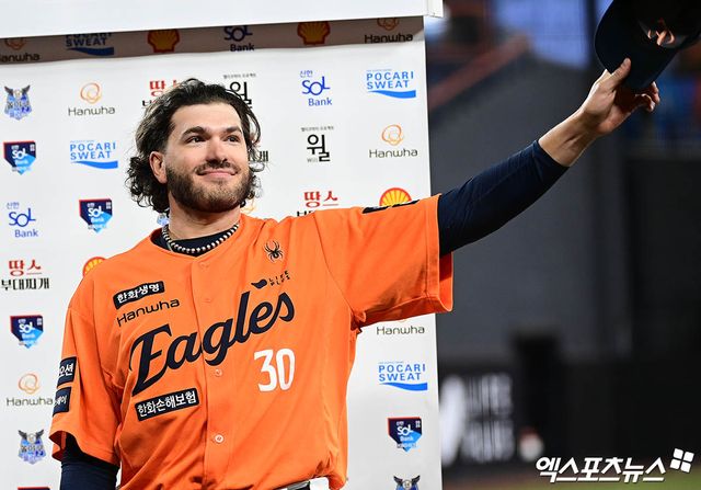 28일 오후 대전한화생명볼파크에서 열린 '2025 신한 SOL Bank KBO리그' 한화 이글스와 KIA 타이거즈의 경기, 한화가 선발투수 폰세의 7이닝 2실점 호투와 타선의 활약에 힘입어 7:2의 스코어로 승리하며 4연패를 끊어냈다. 경기 종료 후 한화 폰세가 팬들을 향해 인사하고 있다. 대전, 박지영 기자