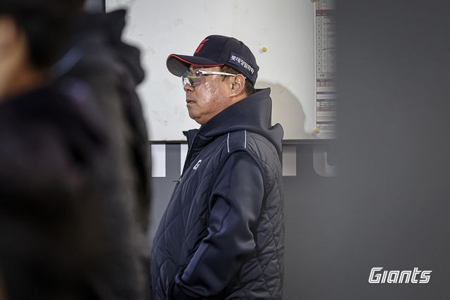 김태형 감독이 이끄는 롯데 자이언츠가 타선 침체 속에 지난 26~27일 SSG 랜더스를 상대로 연거푸 패하면서 2연패에 빠졌다. 10개 구단 중 유일하게 개막 후 홈런을 신고하지 못했다. 사진 롯데 자이언츠