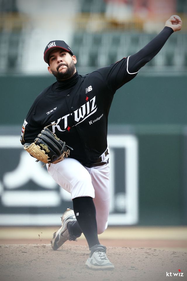 KT 위즈 외국인 투수 엔마누엘 데 헤이수스가 28일 부산 사직야구장에서 열린 2025 신한 SOL Bank KBO리그 롯데와의 팀 간 1차전에서 7이닝 무실점 완벽투로 승리투수가 됐다. 사진 KT 위즈