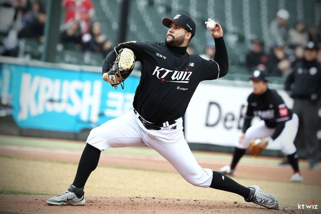 KT 위즈 외국인 투수 엔마누엘 데 헤이수스가 28일 부산 사직야구장에서 열린 2025 신한 SOL Bank KBO리그 롯데와의 팀 간 1차전에서 7이닝 무실점 완벽투로 승리투수가 됐다. 사진 KT 위즈