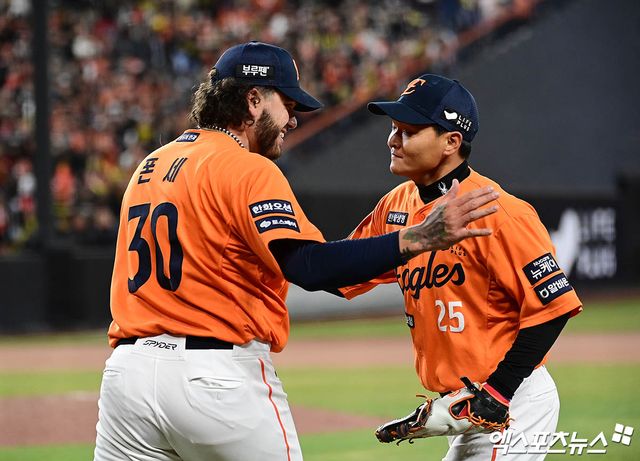 28일 오후 대전한화생명볼파크에서 열린 '2025 신한 SOL Bank KBO리그' 한화 이글스와 KIA 타이거즈의 경기, 6회초 2사 1루 한화 선발투수 폰세가 KIA 최형우를 내야 땅볼로 잡아내며 이닝을 마친 뒤 호수비를 선보인 1루수 김태연과 기쁨을 나누고 있다. 대전, 박지영 기자