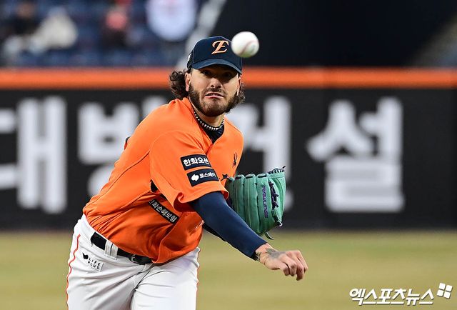 28일 오후 대전한화생명볼파크에서 열린 '2025 신한 SOL Bank KBO리그' 한화 이글스와 KIA 타이거즈의 경기, 1회초 한화 선발투수 폰세가 역투하고 있다. 대전, 박지영 기자