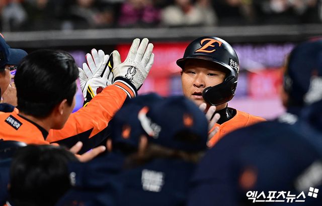 28일 오후 대전한화생명볼파크에서 열린 '2025 신한 SOL Bank KBO리그' 한화 이글스와 KIA 타이거즈의 경기, 7회말 2사 한화 김태연이 KIA 전상현 상대로 솔로 홈런을 때려낸 뒤 더그아웃에서 동료들과 하이파이브를 나누고 있다. 대전, 박지영 기자