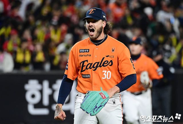 28일 오후 대전한화생명볼파크에서 열린 '2025 신한 SOL Bank KBO리그' 한화 이글스와 KIA 타이거즈의 경기, 3회초 종료 후 한화 선발투수 폰세가 환호하고 있다. 대전, 박지영 기자
