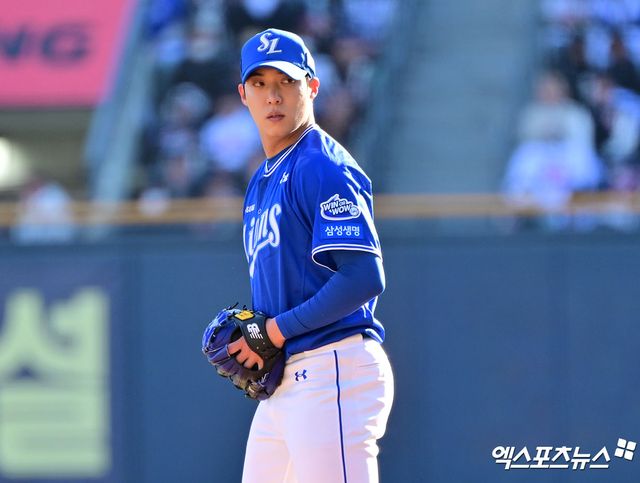 29일 오후 서울 송파구 잠실야구장에서 열린 '2025 신한 SOL Bank KBO리그' 삼성 라이온즈와 두산 베어스의 경기, 1회말 삼성 선발투수 원태인이 공을 힘차게 던지고 있다. 잠실, 김한준 기자