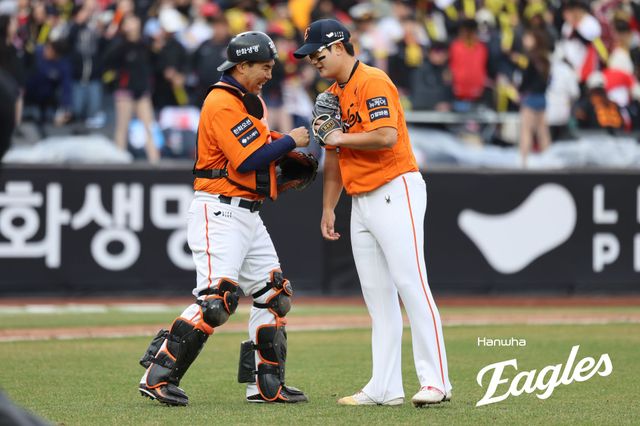 29일 대전 한화생명 볼파크에서 열린 2025 신한 SOL Bank KBO리그 KIA 타이거즈와 한화 이글스의 경기, 5-4로 앞선 9회초 등판한 김서현은 1이닝 무실점으로 승리를 지키고 시즌 첫 세이브이자 신구장 첫 세이브를 달성했다. 한화 이글스